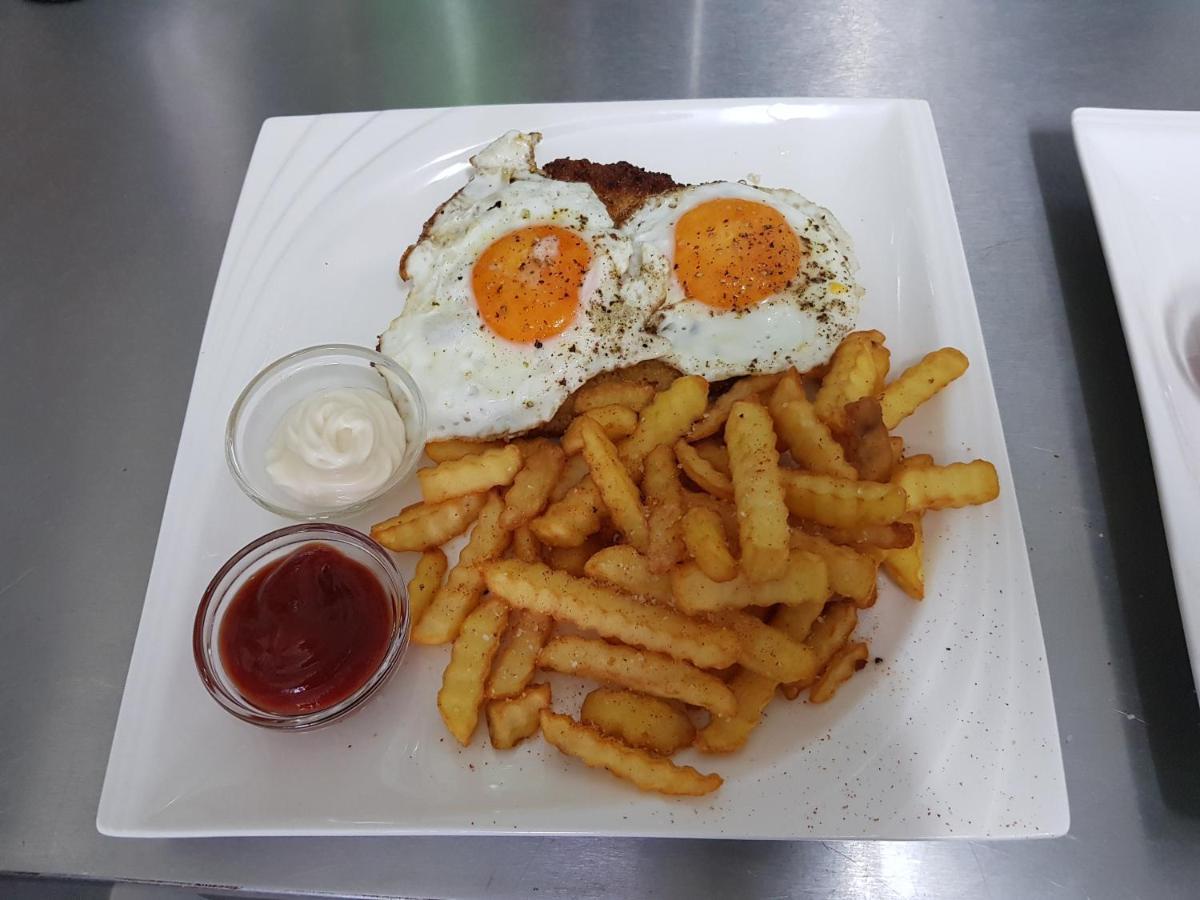 Tattoo Pension Mit Restaurant Und Tattoo-Studio Mortschach ภายนอก รูปภาพ