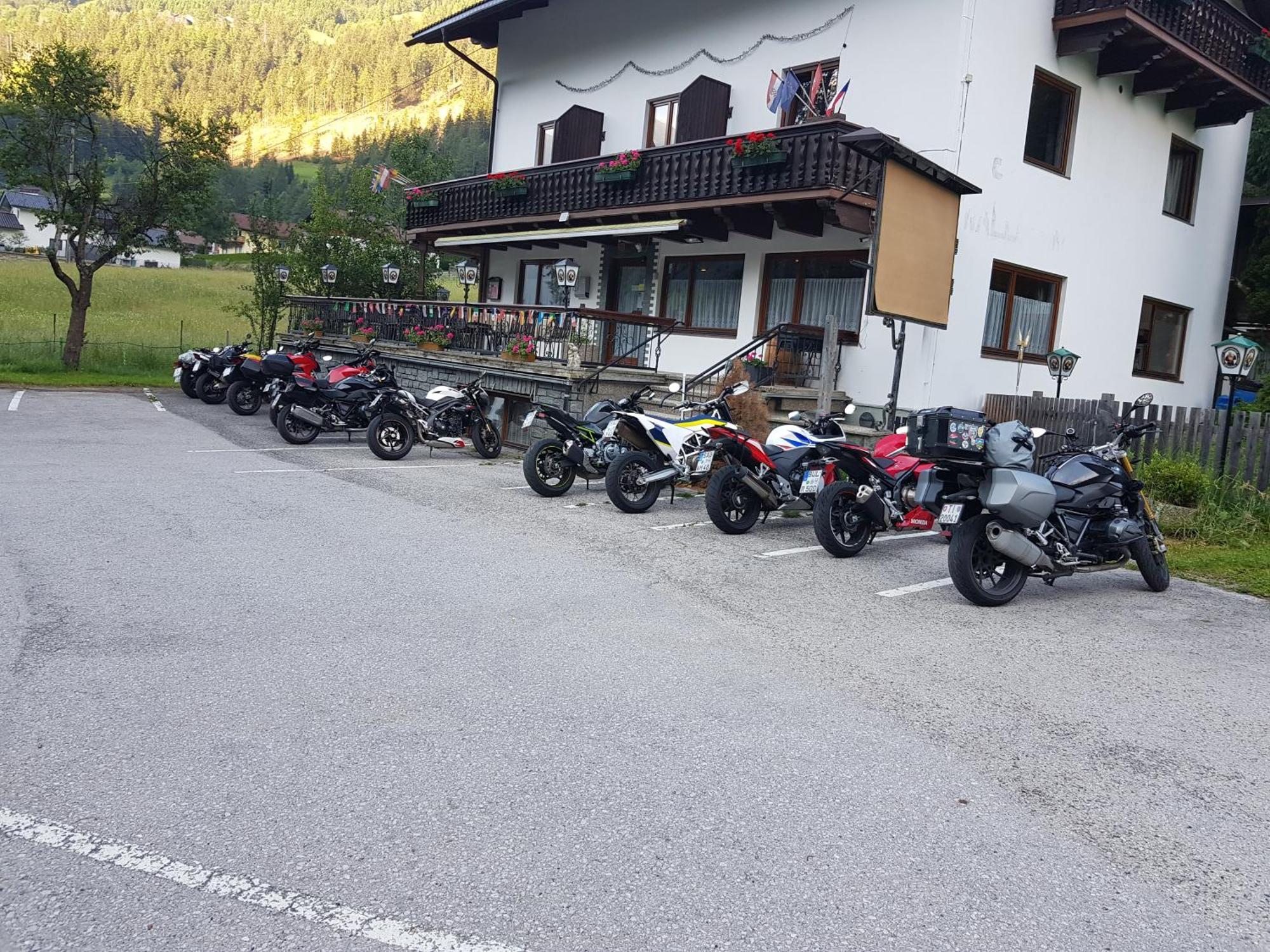 Tattoo Pension Mit Restaurant Und Tattoo-Studio Mortschach ภายนอก รูปภาพ